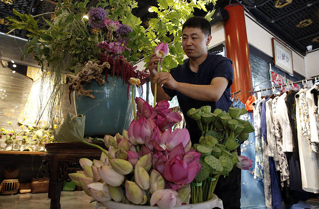 北海荷花展开启"夏夜赏荷"模式 文创产品亮眼 |组图