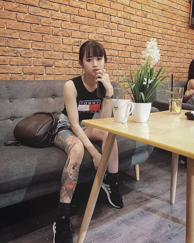 越南花臂女骑士看起来有点野性