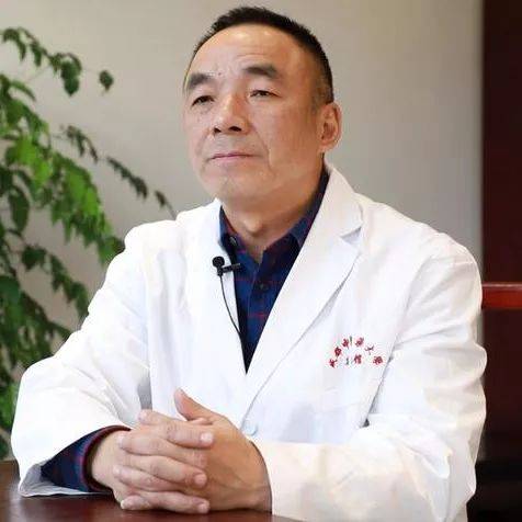 当然有,彭德忠教授亲自示范了一套自检方法,家长们不妨试一试.