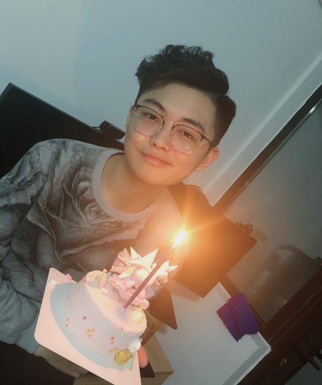 解说雨童和女朋友合照出卖了他的身高:我闻到了恋爱的酸臭味