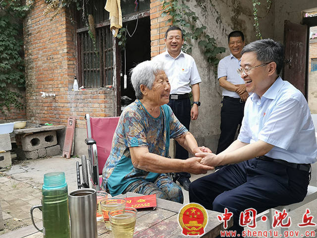 县委书记皇甫立新亲切慰问老党员