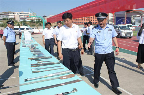 枪上膛剑出鞘南召县召开深化扫黑除恶专项斗争千人誓师大会
