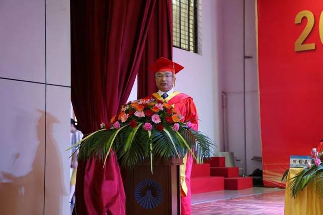 康龙校长在讲话中代表学校向圆满完成学业的学生表示祝贺,向所有为