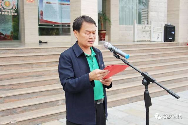 鹤庆县委书记陈绍明宣布鹤庆县庆祝建党98周年书法美术摄影展开展.