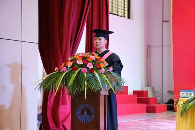 康龙校长在讲话中代表学校向圆满完成学业的学生表示祝贺,向所有为