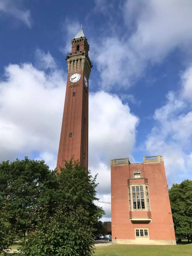 中间的就是伯明翰大学校徽,校徽上写的是拉丁文,翻译成英文就是