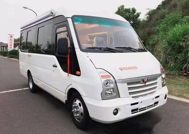 五菱打造的最新房车,自带车床厨房卫浴,c证就能开,才20来万