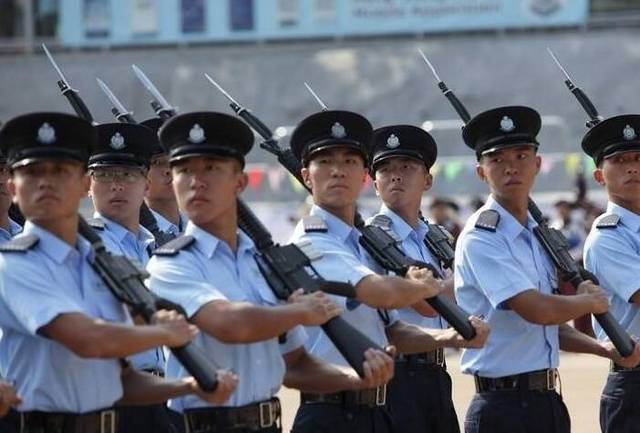 香港警察隊伍的警服,經過4次變化,為何形成現在的標準?