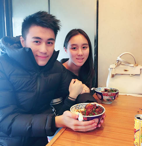 奚梦瑶官宣结婚照!何猷君p图太狠变斗鸡眼,刘