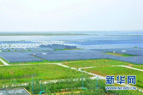 青海省海南藏族自治州共和县的塔拉滩,一块块太阳能光伏发电板整齐的