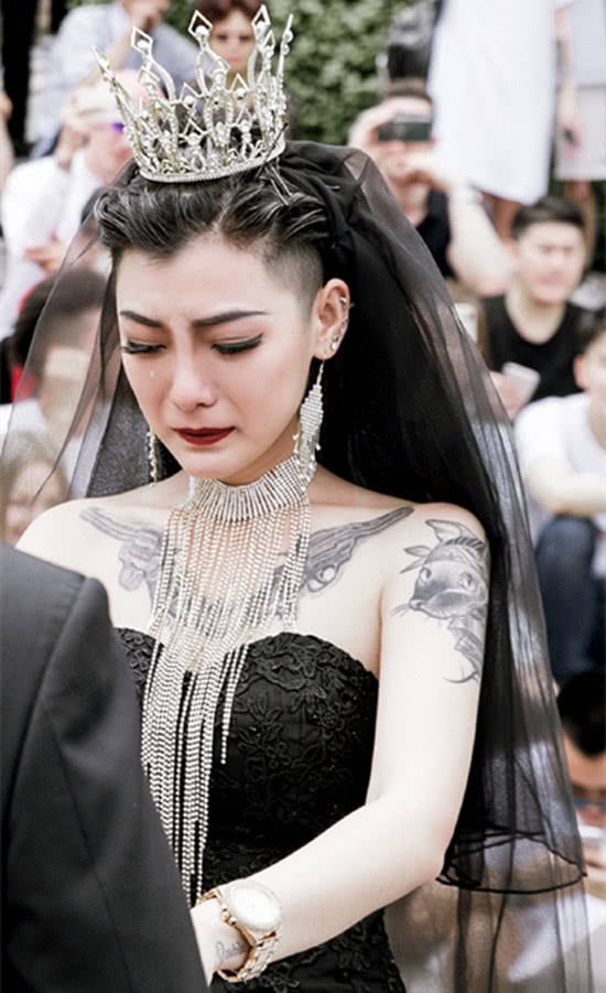 曾经身穿黑色婚纱全身纹身嫁给爱情的网红新娘如今活成这样