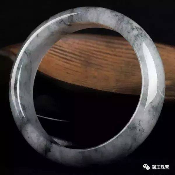 黑点一般是铬铁矿被硬玉交代后的残余,黑斑常是角闪石团块,黑丝是角