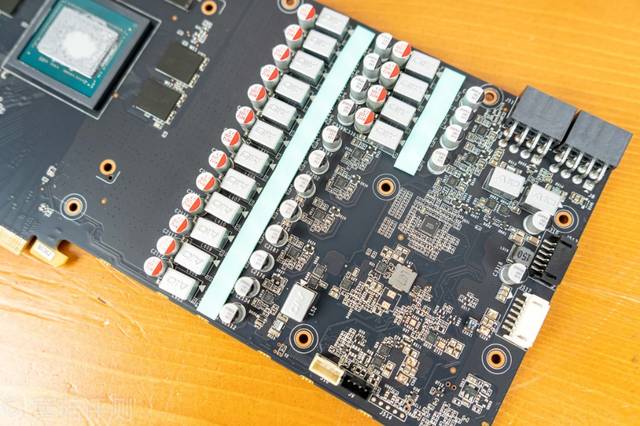 供电散热实力深厚,外观内在十分酷炫——索泰rtx2070pgf显卡拆解