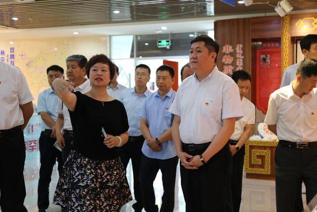 包头市委常委,组织部部长王征宇一行来到赛罕区党群活动服务中心观摩