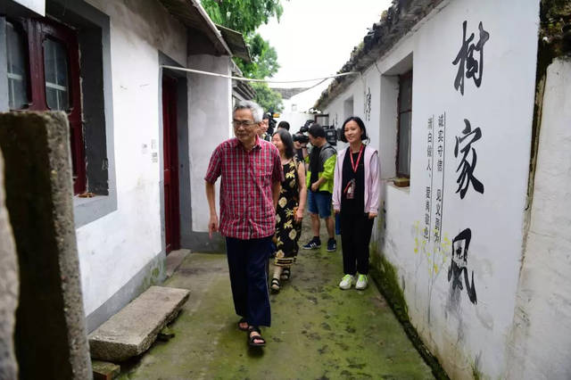 85岁儿子从美国赶到张绍忠故居捐了22件父亲生前用过的物品