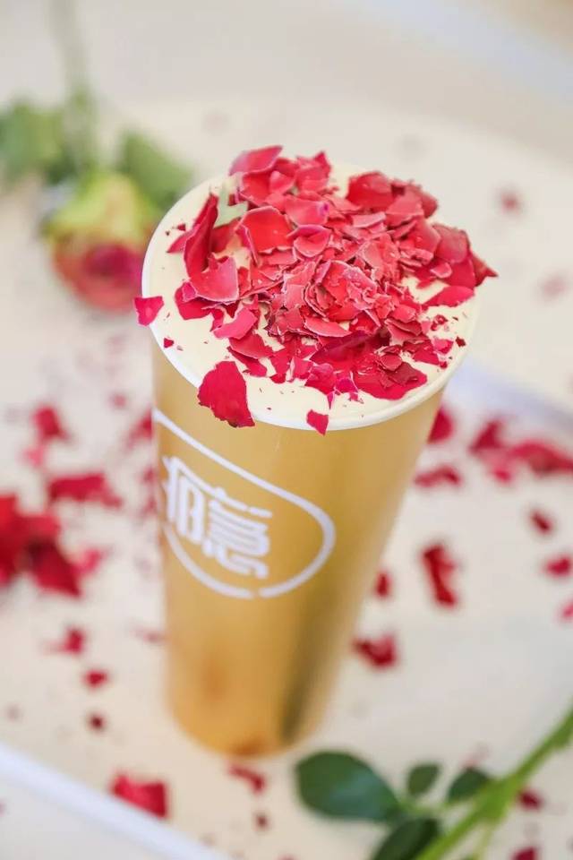 冰冰凉凉酸酸甜甜的 玫瑰和咸芝士奶盖融合,出乎意外的口感很搭~吃一