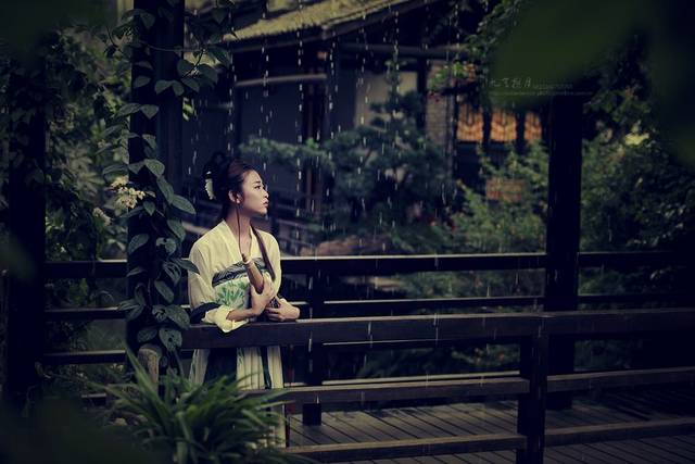 独坐相思椅,手握相思笔,写尽相思意