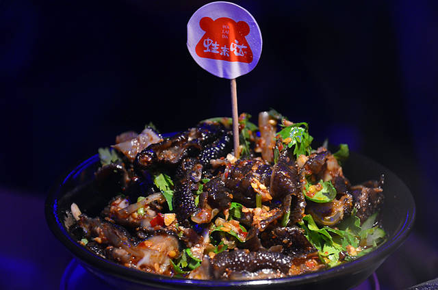 这家蛙主题餐厅蛙蛙可爱萌萌哒,蛙肉好吃棒棒哒,天天排队长长哒