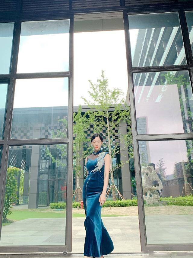 "亚洲第一美女"克拉拉,穿旗袍优雅又妩媚,依旧遮不住的性感