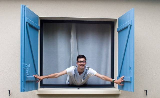 都打开的,难以做到通风的顺畅,更甚至于有的人开窗都需要把纱窗关看