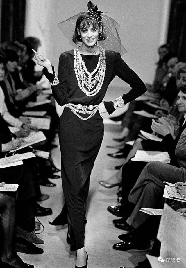 1983年老佛爷的chanel首秀,并启用了 他的一个缪斯ines de la