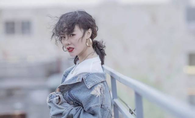 抖音女神郑美丽凭借过硬的唱功走出了自己的音