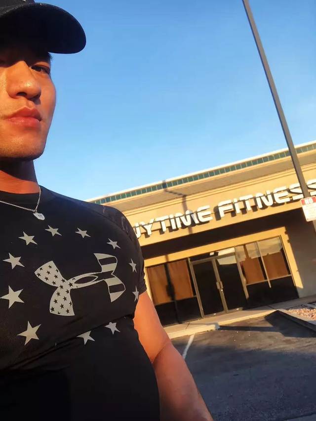 肌肉小哥哥转身成为霸道总裁