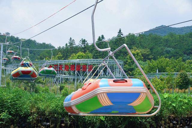 然后乘画舫游船,最后坐上景区观光车一路前行到高空玻璃漂流滑道,2