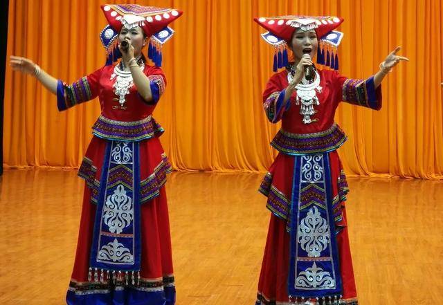 文化表现为山歌,地方戏剧,节庆,饮食等形态,该作品融入德保山歌元素