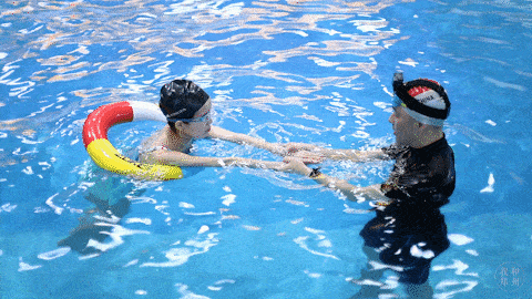 现场专业游泳教练的细心指导 让孩子们身体各部位全面且协调地锻炼