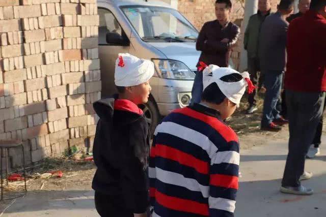 未成年的孩子们,头上戴着的"相帽子"上,都有一个红色的标志.