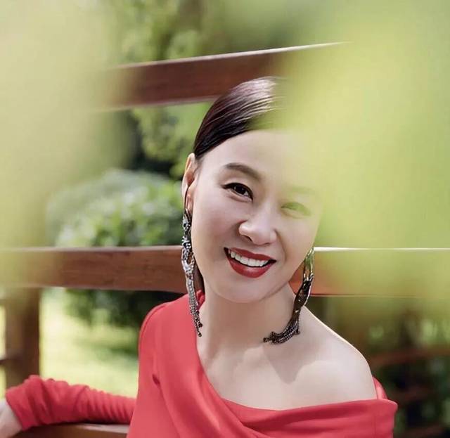 邬君梅气质绝了!一袭红色开叉裙优雅又高贵,53岁美得太惊艳