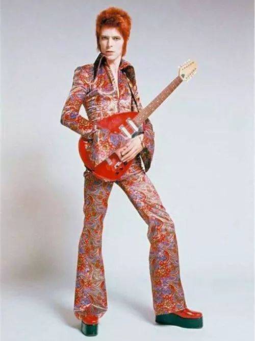 a姐看到主唱ricky的 花衬衫和超长复古喇叭裤时,不禁想起了david