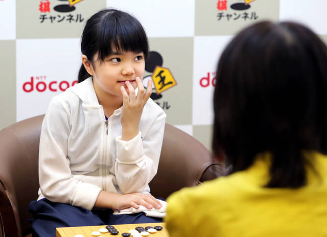 在大阪市北区的日本棋院关西总本部结束,仲邑堇初段中盘击败田中智惠