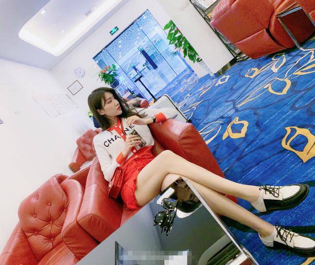 没闲着!郭艾伦女友乘坐私人飞机外出度假,名牌包包衣服令人羡慕