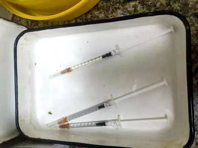 图为检查时该诊所内的配备好的皮试液