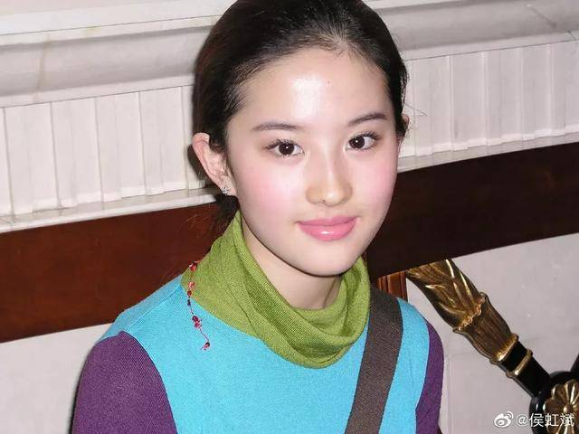刘亦菲16岁无修原图,是毫无缺陷的脸,她妈妈坐旁边拍糊了都超美