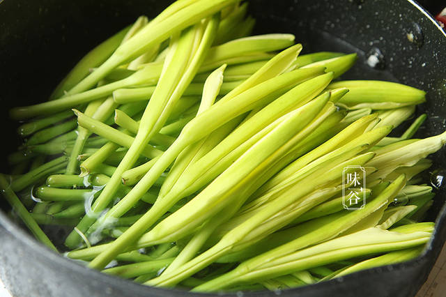 2,將新鮮黃花菜沸水中焯水2分鐘