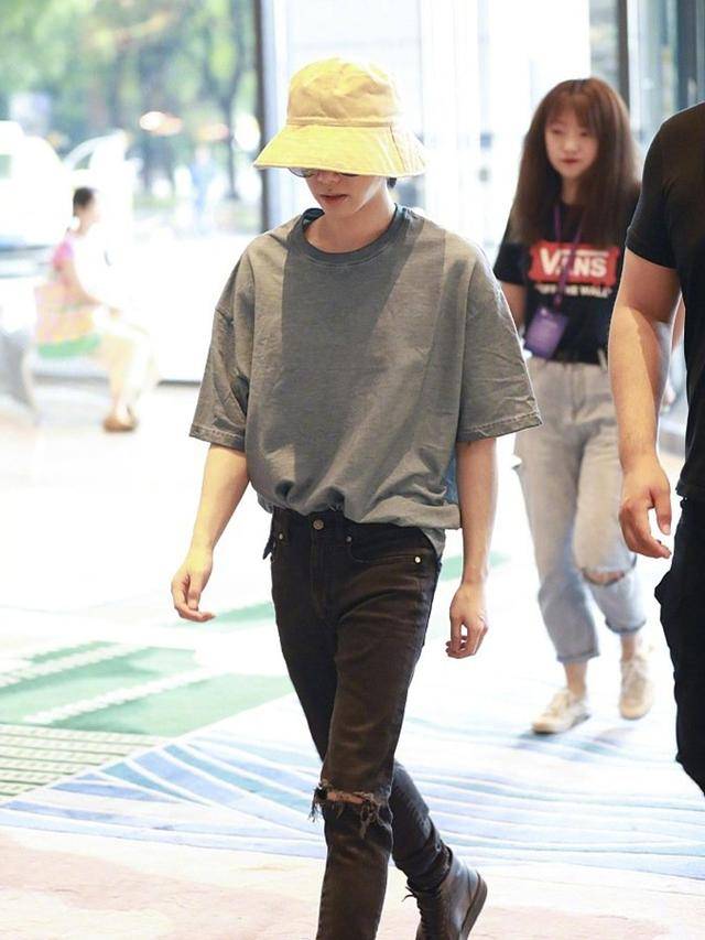 喏,最近现身机场的华晨宇一身造型可不