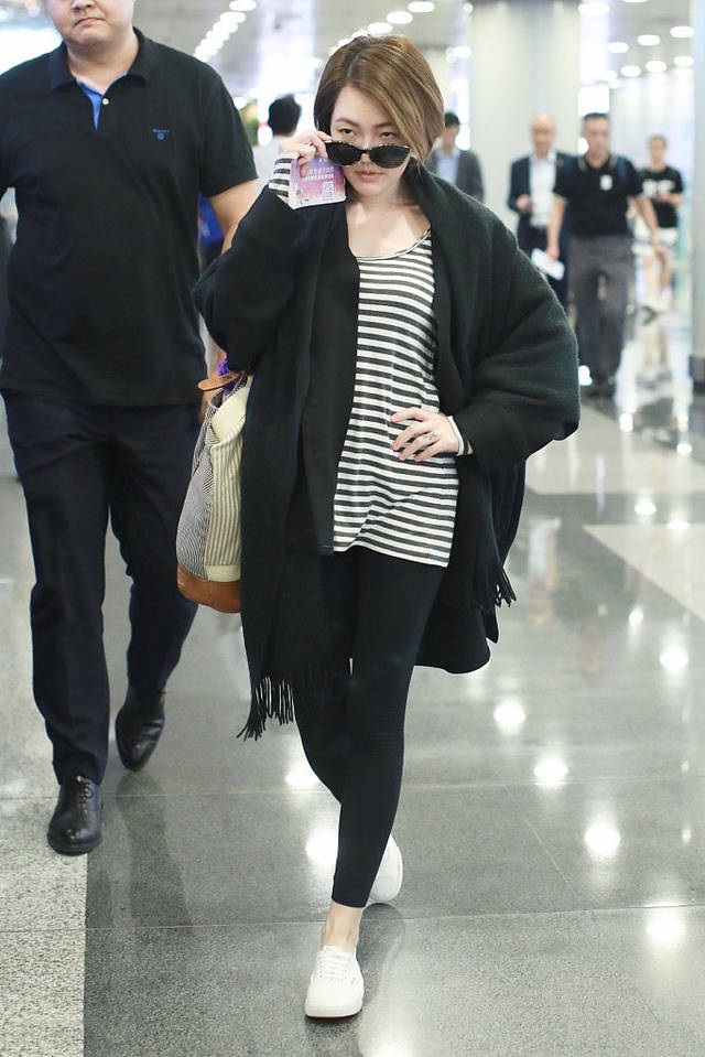 小s机场狂凹浮夸造型放飞自我_手机搜狐网