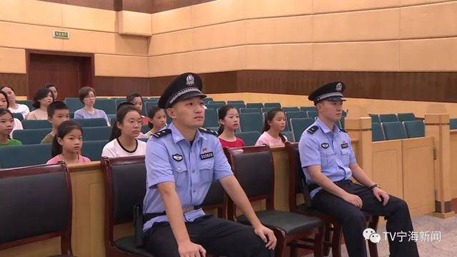 穿法袍、敲法槌,做一回“小法官”_搜狐网