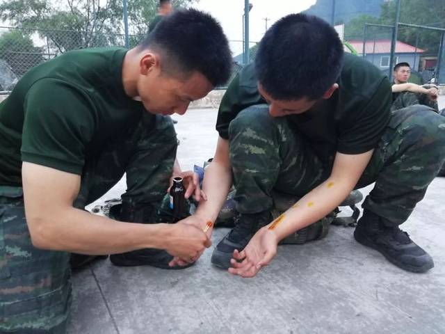 有一名特戰隊員從新兵連開始 迷彩服口袋裡就放著一張女朋友的照片