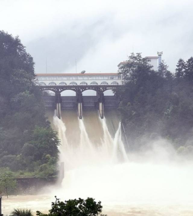 据桂林气象消息, 青狮潭水库于7月9日13时开始排洪,14时加大到300m/s