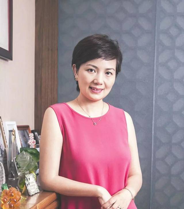 这次引发连环炸的是"美貌与智慧并重"的商界女精英罗静.