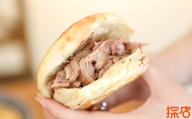 精品板肠火烧  在保定,驴板肠火烧也是一绝,驴板肠q弹富有嚼劲,夹在