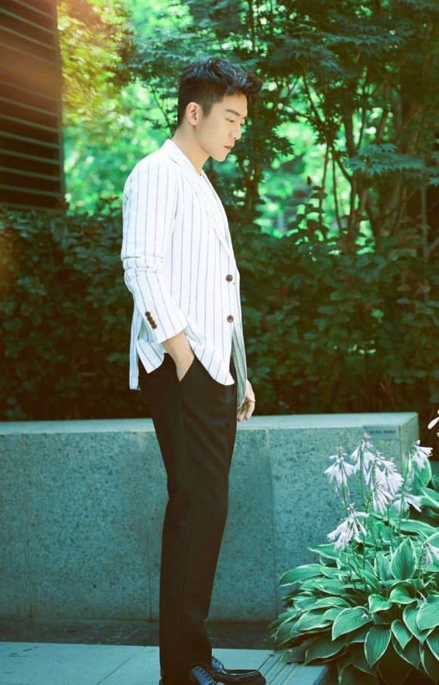 程晓玥离开郑凯后,活成了女生都羡慕的样子,这打扮太有气质了!