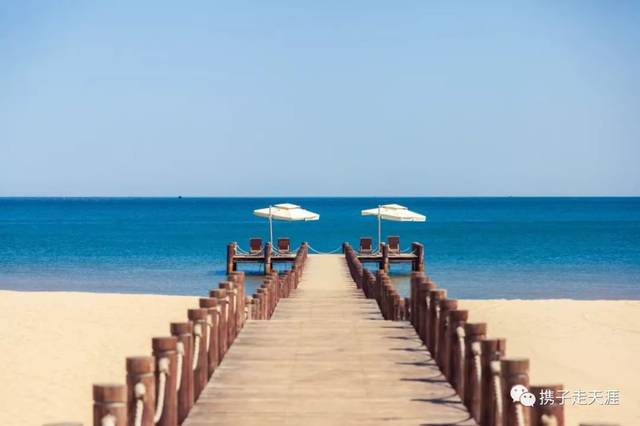 也许是快进入阿那亚的淡季了,这里人不多,显得沙滩足够的大.