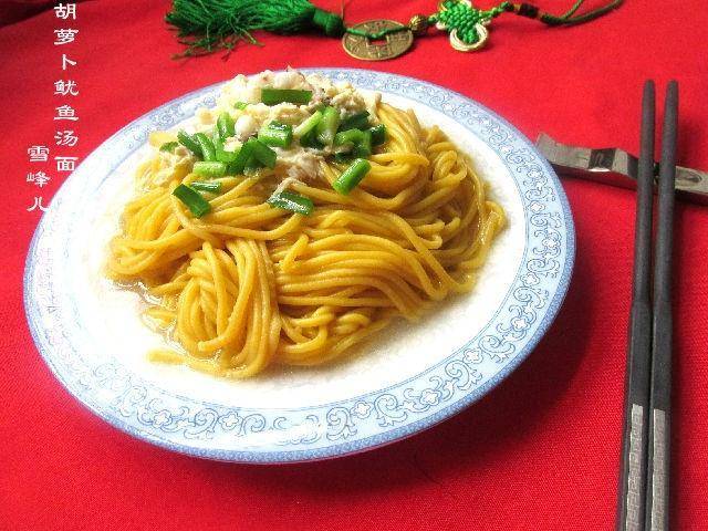 用胡萝卜汁做面条营养加倍, 颜色也漂亮, 口感也不错