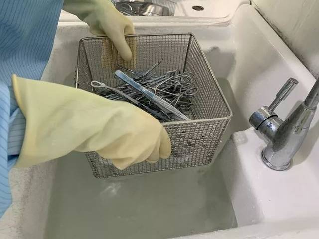 经过三次漂洗之后,医疗器械还需要进行煮沸消毒润滑上油.