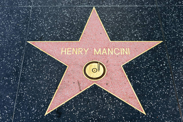 当奥黛丽·赫本唱起那首《月亮河》,电影歌曲